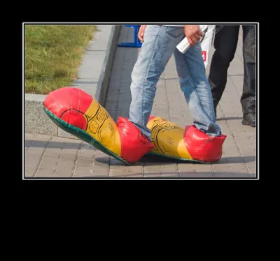 Фото забавных ботинок клоуна на яркой картинке