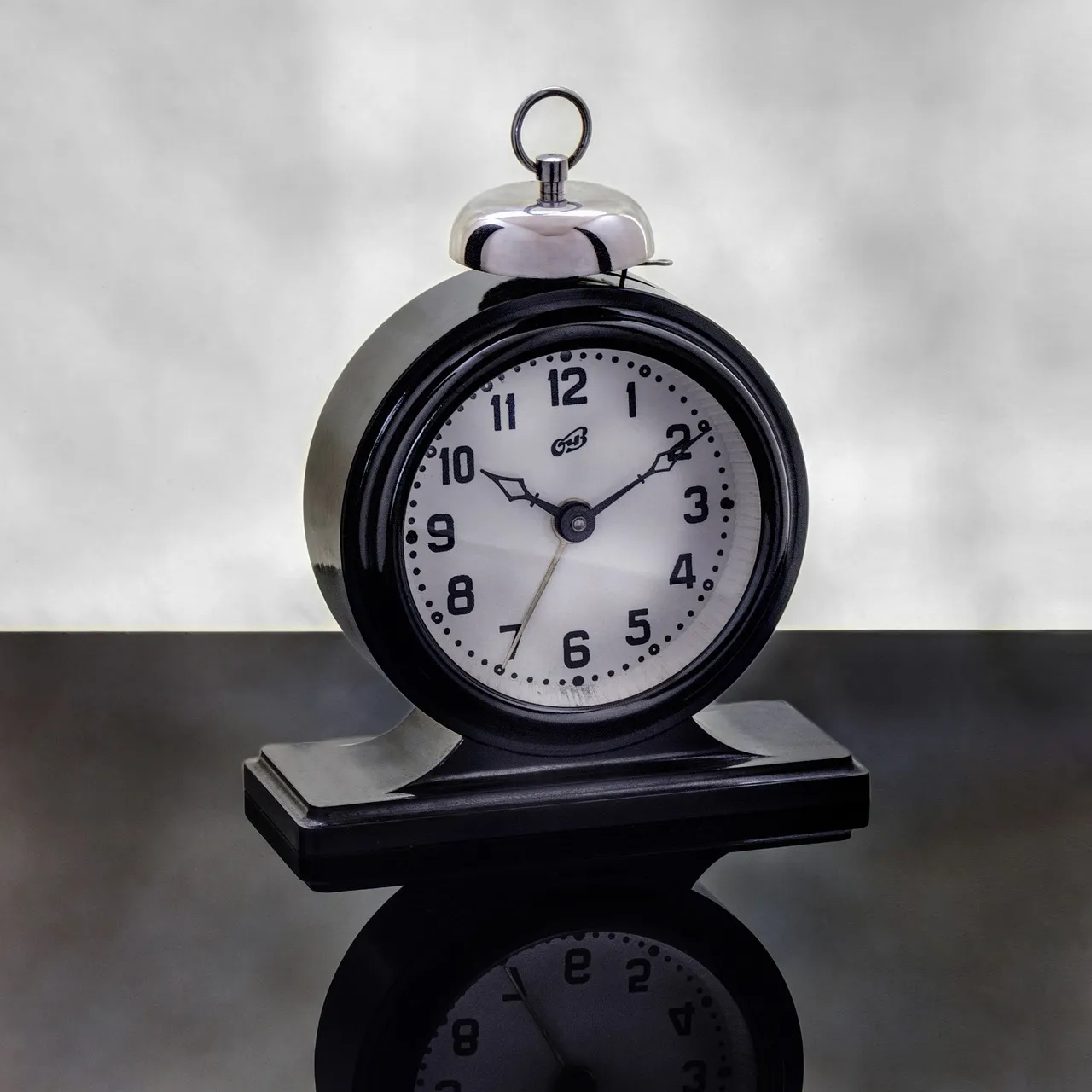 Часы время япония. Часы будильник. Старинный будильник. Часы в виде будильника. Будильник со стрелками.