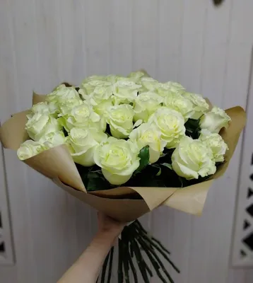 Купить Букет белых роз в эвкалиптом Cecil model №392 в Новосибирске
