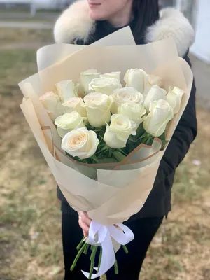 Купить букет белых роз в шляпной коробке недорого в Краснодаре