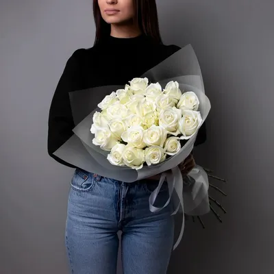 Букет белых роз в руках фотографии
