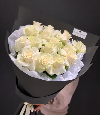 Букет белых роз в руках фотографии