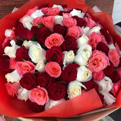 Букет 15 белых роз с декором с доставкой на дом в Санкт-Петербурге.  Заказать нежный букет из белых розочек.