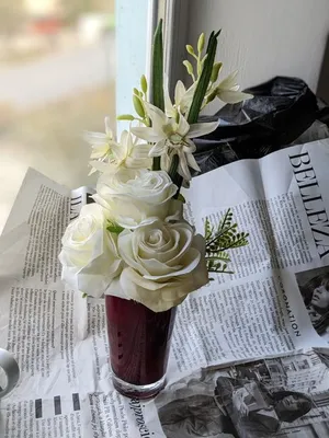 летние белые цветы в вазе и турк с кофе на кухонном столе. букет цветов и  растений в стеклянной вазе дома Стоковое Изображение - изображение  насчитывающей кровопролитное, посуда: 270638925