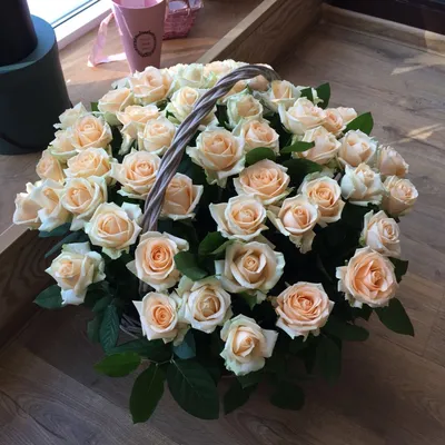 Свежих 17 белых роз в крафте по цене 3775 ₽ - купить в RoseMarkt с  доставкой по Санкт-Петербургу