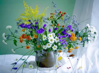 Руки, держащие букет полевых цветов: красивое изображение