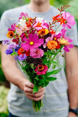 Фото букета полевых цветов в руках на дне рождения