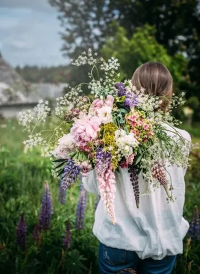 Изображение букета полевых цветов в руках в макро