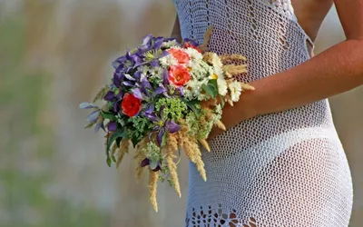 Руки, держащие букет полевых цветов: изображение для рекламы