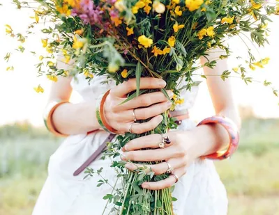 Букет полевых цветов в руках: красочное изображение