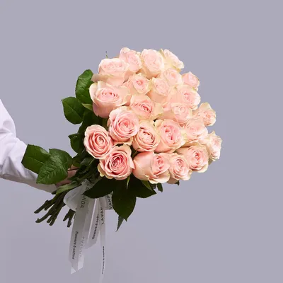 Букет из 11 розовых роз с эвкалиптом - купить в Москве по цене 1390 р -  Magic Flower