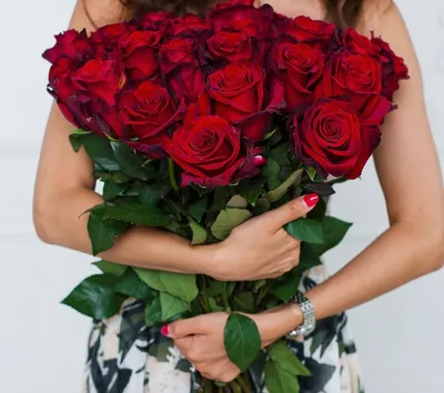 Букет роз в руках: наслаждайтесь красотой