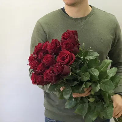 Изображение букета роз в руках: красивый подарок для любимой