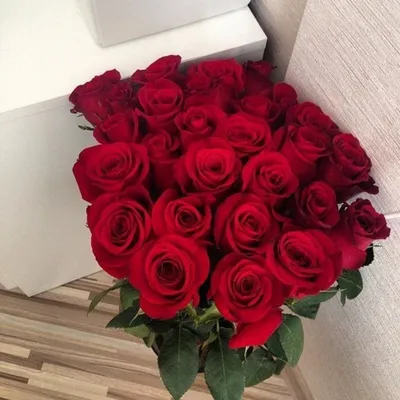 Букет роз в руках: прекрасный подарок для любой женщины