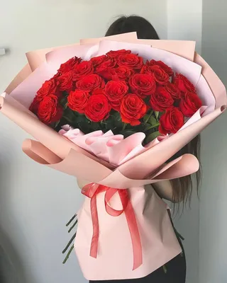 Букет роз в руках: символ любви и красоты