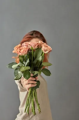 Изображение букета роз в руках: выберите свой любимый формат