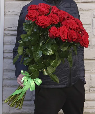 Букет роз в руках: красивое изображение в формате JPG