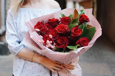 Романтический подарок: фото букета роз в руках