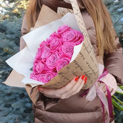 Букет из 25 белых роз 50см. с доставкой на дом в Новосибирске. Заказать  нежный букет из белых розочек.
