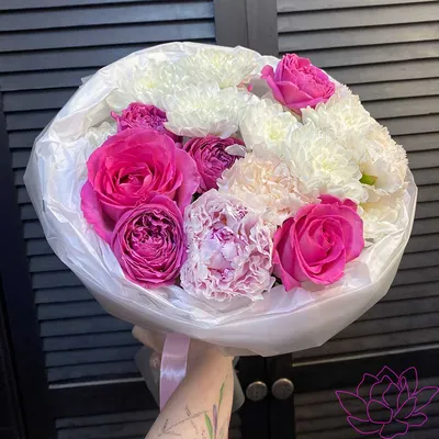 Свежих 17 белых роз в крафте по цене 3775 ₽ - купить в RoseMarkt с  доставкой по Санкт-Петербургу