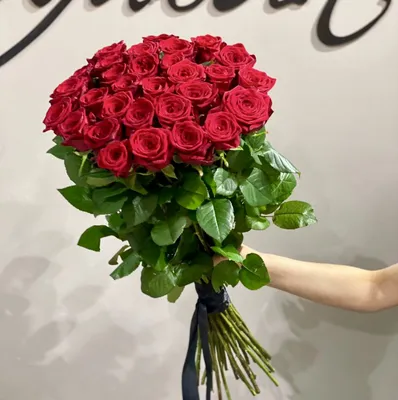Букет из 15 белых роз в крафте :: Средние розы в Тирасполе на дом или в  офис | Цветы с бесплатной доставкой - ZAKAJI-BUKET.RU :: Букеты роз в  Тирасполе на дом или