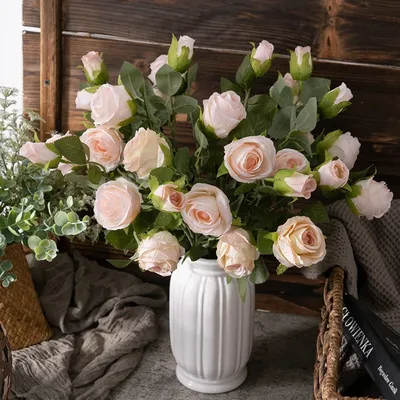 Букет роз на столе дома (75 фото)