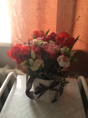 Букет роз в вазе очки на столе в светлом зале. Концепция уютного красивого  дома внутренняя Стоковое Фото - изображение насчитывающей влюбленность,  яркое: 176759518
