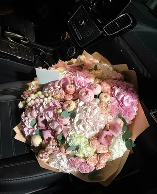 Красивый букет цветов в руках: изображение для праздника