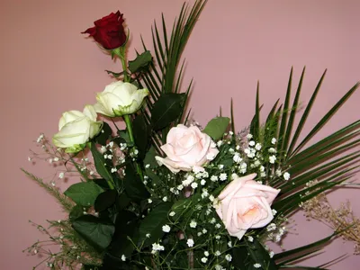 Букет цветов в руках: фото для поздравлений
