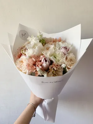 Букет цветов в руке фотографии