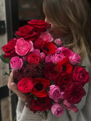 Букет цветов в руках: красивое изображение