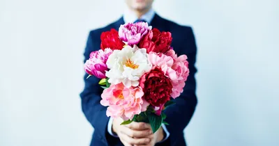 Букет цветов в руках: красивая фотография