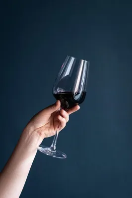Изображение бутылок вина в женской руке в формате PNG