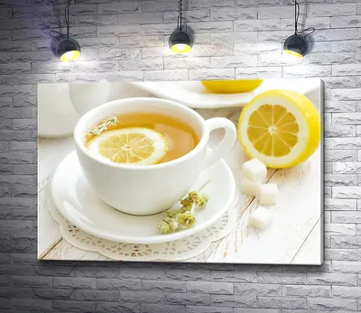 Самовар, чашка чая, лимон, сахар и конфеты под солнечными лучами. Чай с  лимоном это классическое сочетание. Чай на фоне цветов смотрится ярко и  аппетитно. фотография Stock | Adobe Stock