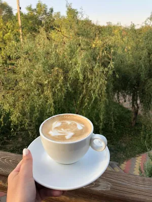 Чашка с горячим вкусным кофе на деревянный стол в кафе, вид вблизи ::  Стоковая фотография :: Pixel-Shot Studio