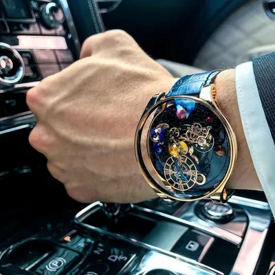 Часы на руке мужчины: красивая фотография в формате PNG