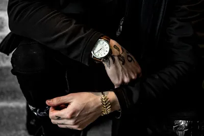 Часы на руке мужчины: классическое изображение в формате PNG