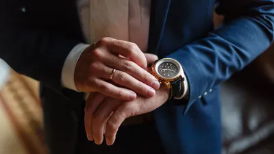 Картинка часов на руке мужчины: элегантный формат PNG