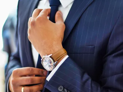 Изображение часов на руке мужчины: красивая фотография в формате PNG
