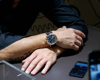 Картинка часов на руке мужчины: изящный формат JPG