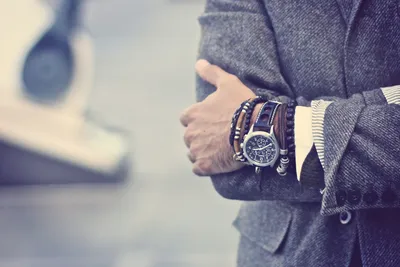 Часы на руке мужчины: мужественное изображение в формате PNG