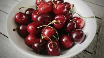 Черешня: полезные свойства летней ягоды | Новости и статьи ВкусВилл: Москва  и область