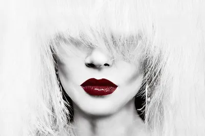 Ретро женщина с красными губами. Черно-белое фото Стоковое Фото -  изображение насчитывающей модель, губы: 29713550