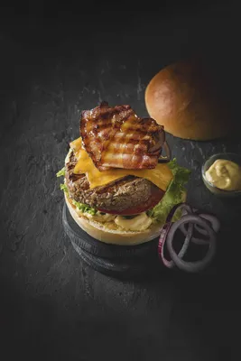 Домашний гамбургер со свиным фаршем и моцареллой рецепт с видео - 1000.menu