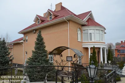 Активисты и журналисты устроили экскурсию в дом Пшонки - ZN.ua