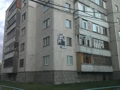 Просто портрет Высоцкого на стене дома. Сургут. | Пикабу