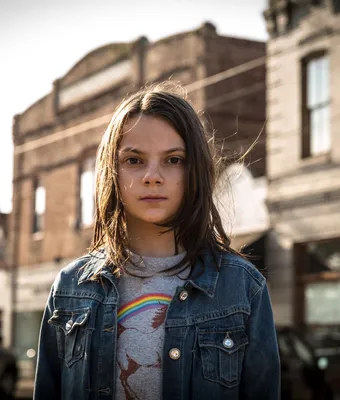 Dafne Keen Wallpaper 4K, Черный фон, Актриса