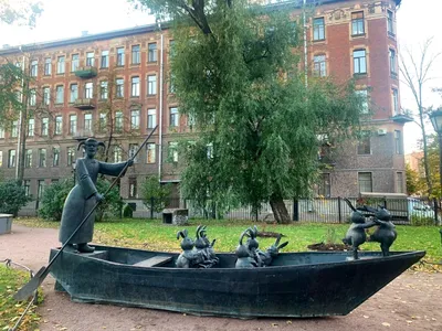 Скульптура «Дед Мазай и зайцы» переехала в Некрасовский сад | Телеканал  Санкт-Петербург