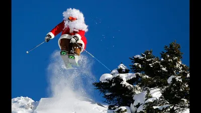 Дед Мороз на лыжах стоковое фото. изображение насчитывающей жизнерадостно -  27981850