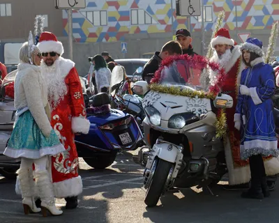 Наклейка на авто Дед Мороз на мотоцикле машину виниловая - матовая,  глянцевая, светоотражающая, магнитная, металлизированная